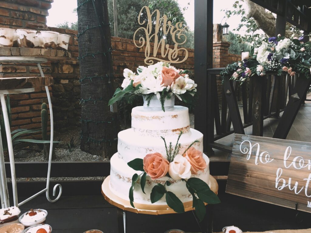 Mr & Mrs - wedding cake